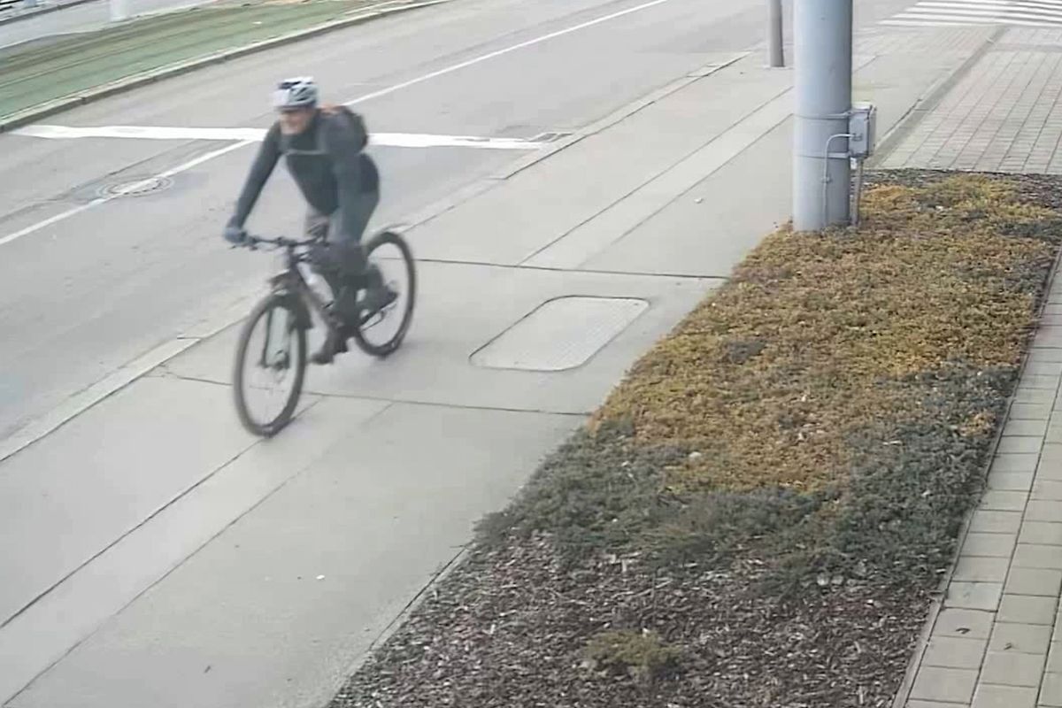Po chodníku se nejezdí, napomenul senior v Brně cyklistu. Skončil s těžkým zraněním v nemocnici