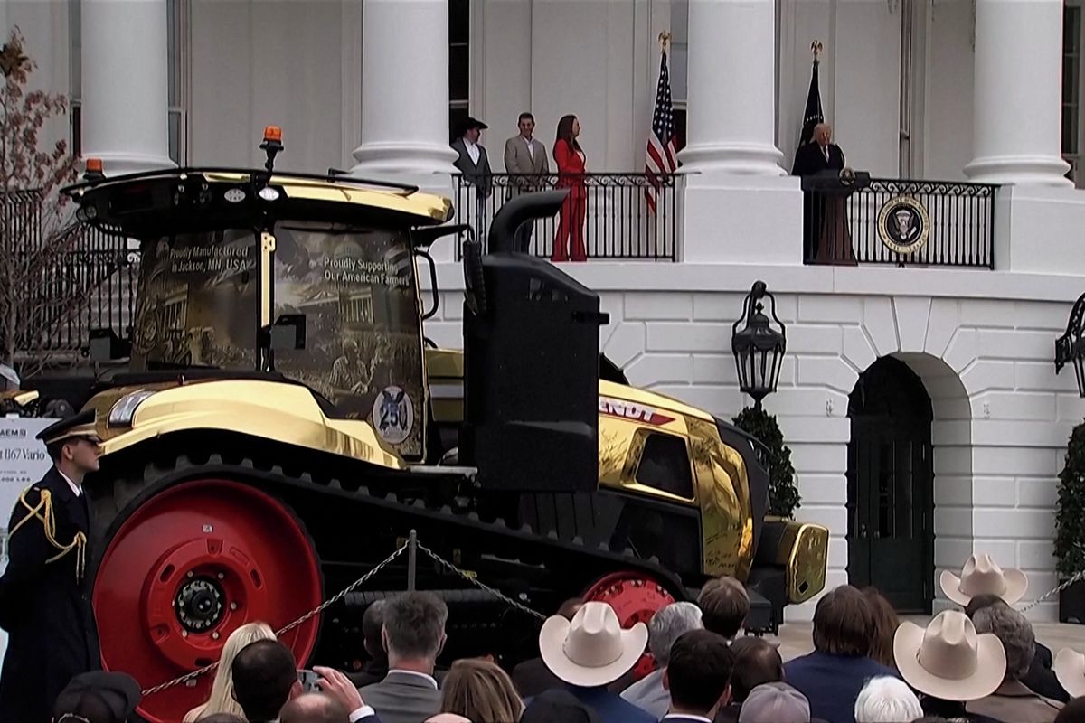 „To je dárek pro mě?“ Trump obdivoval zlatý traktor zaparkovaný u Bílého domu