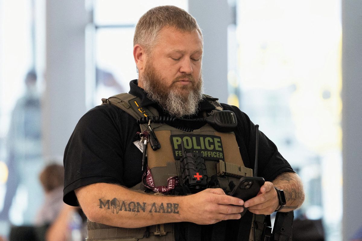 Advokáti amerického úřadu pro imigraci se oháněli povolením pro zadržení tisíců lidí. Žádné však neexistuje