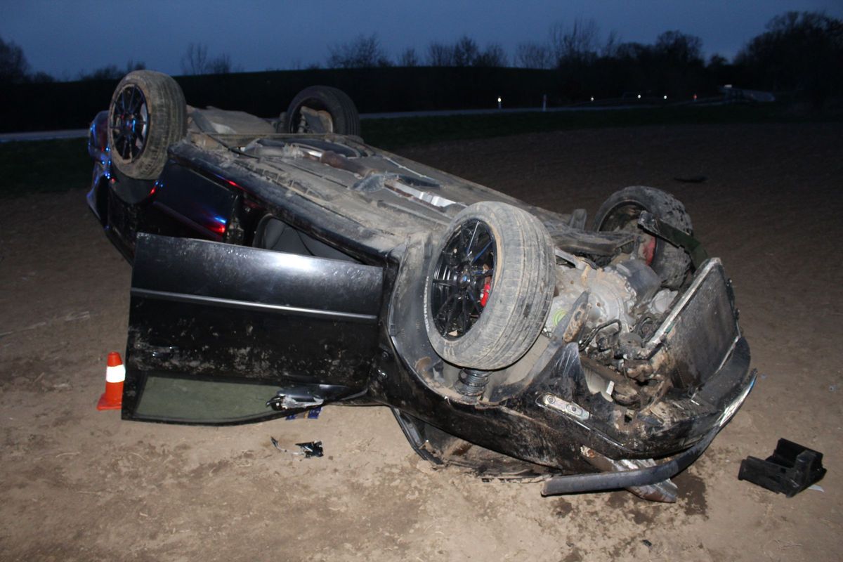 Mladý řidič na Přerovsku skončil po smyku v kotrmelcích na poli