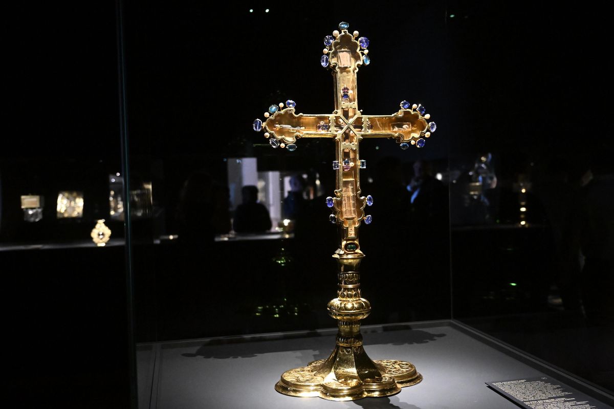 Vzácné relikvie i slavní současní umělci na Pražském hradě. Začala výstava Fragmenty paměti