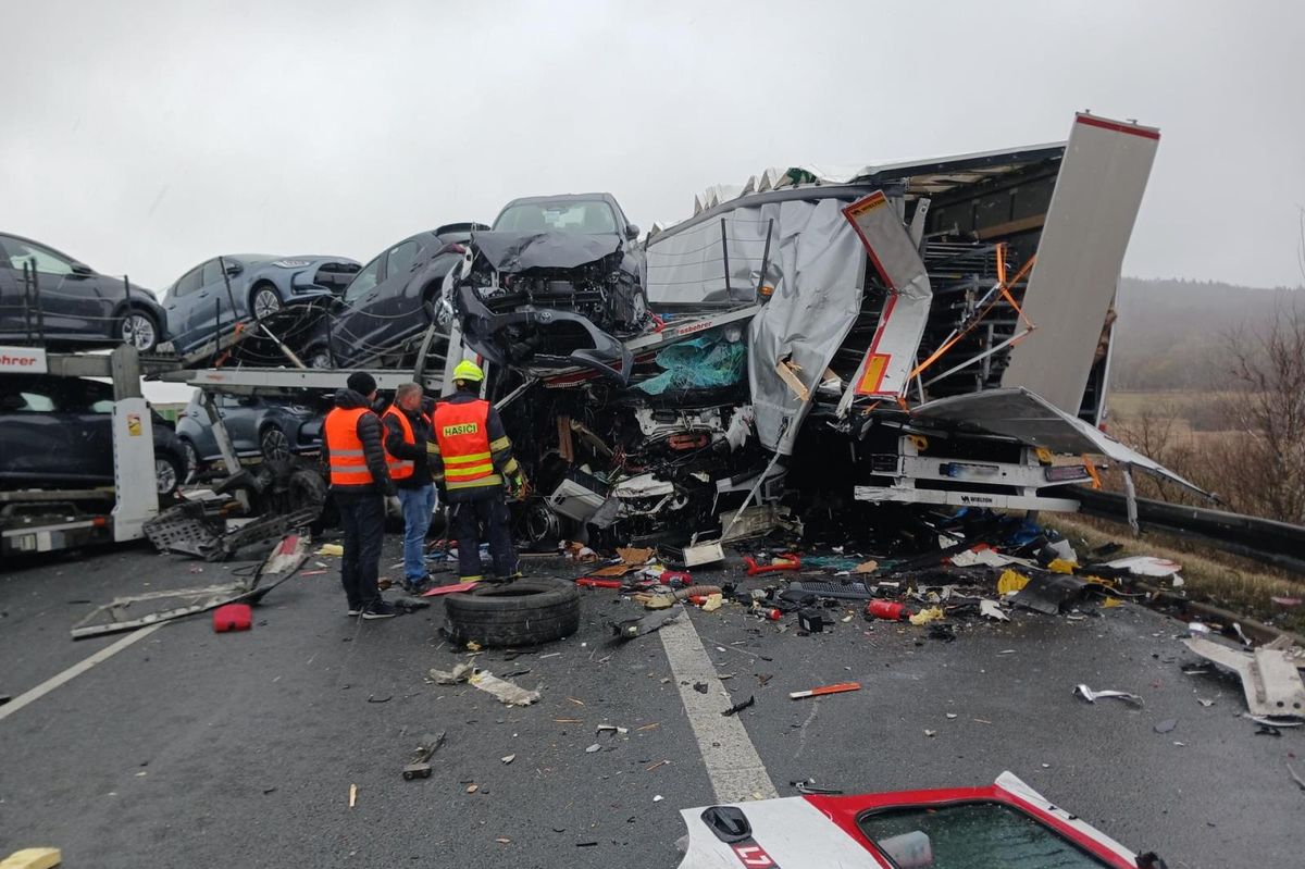 Dálnici D8 uzavřela nehoda tří kamionů