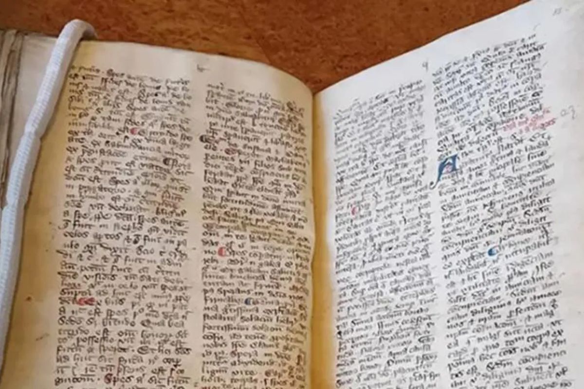 V Anglii objevili vzácný středověký rukopis. Více než 400 let ležel nepovšimnutý ve školní knihovně