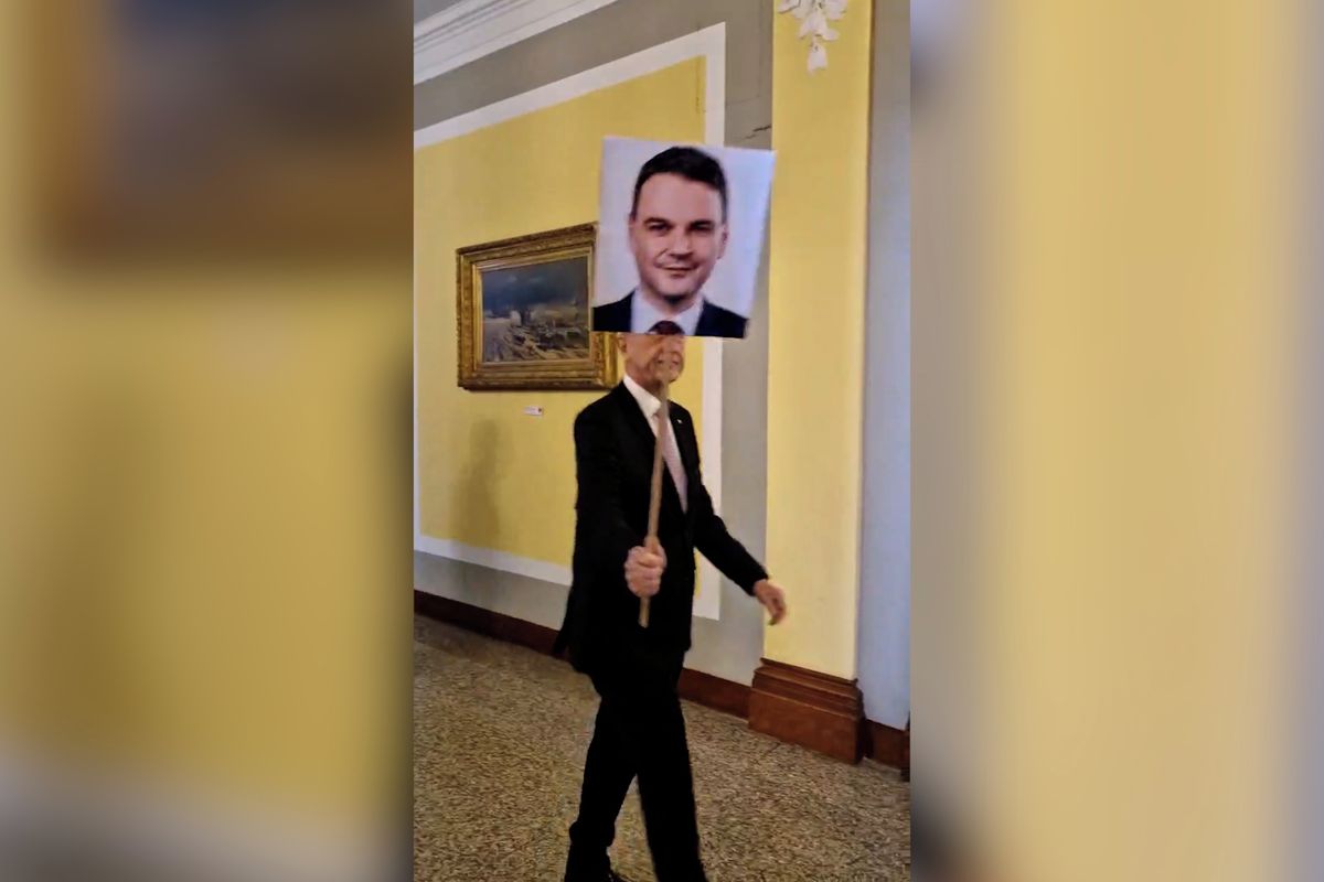 Macinkova hlava na tyči. Babiš předvedl nečekanou rekvizitu