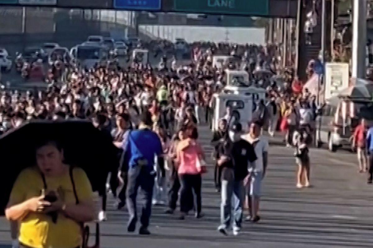 Stovky Filipínců blokují silnice, kvůli drahým palivům chodí pěšky