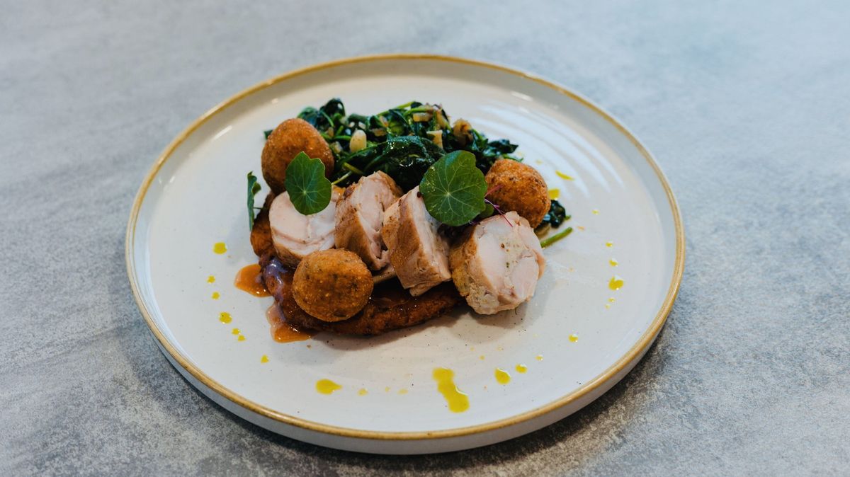 Velikonoční králičí hřbet s bramborovou plackou, mladým špenátem a medovými vlasy