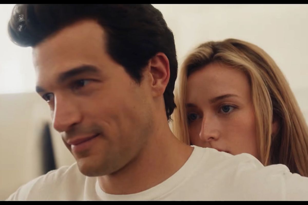 RECENZE: Love Story sklízí rekordy. Kennedyovský pár přitom ukazuje v naleštěné vitríně