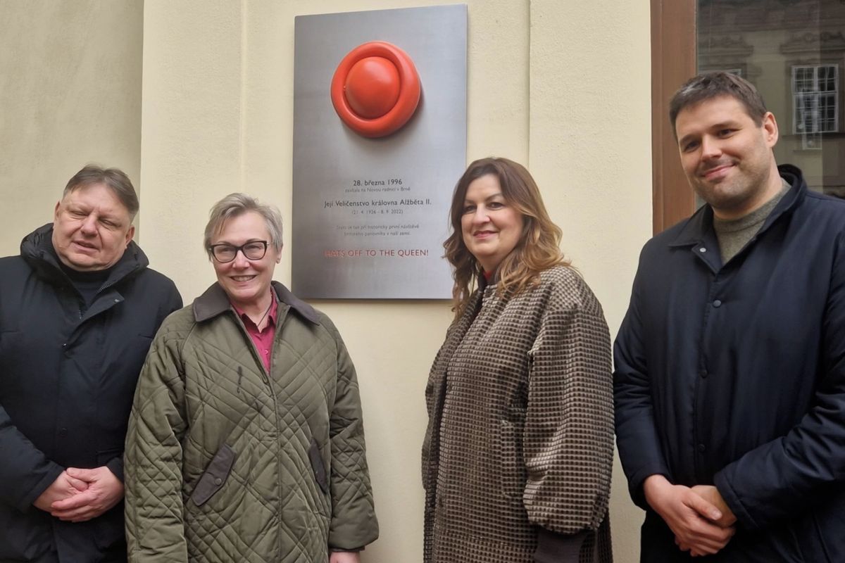 Jako z pohádky, vzpomněla na návštěvu Alžběty II. exprimátorka Brna. Na zdi radnice královnu připomíná klobouček