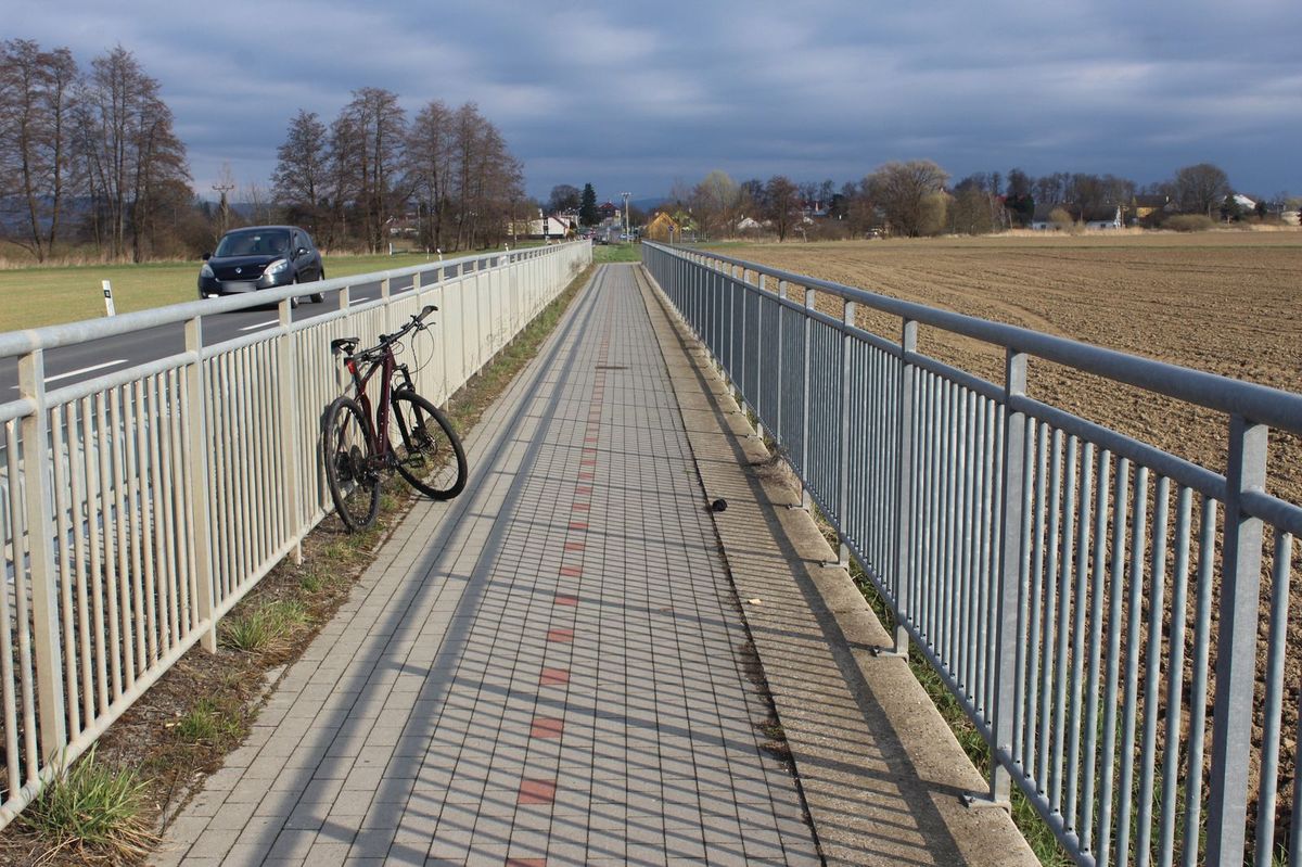 Opilý cyklista na Olomoucku nezvládl jízdu. Po pádu skončil v nemocnici