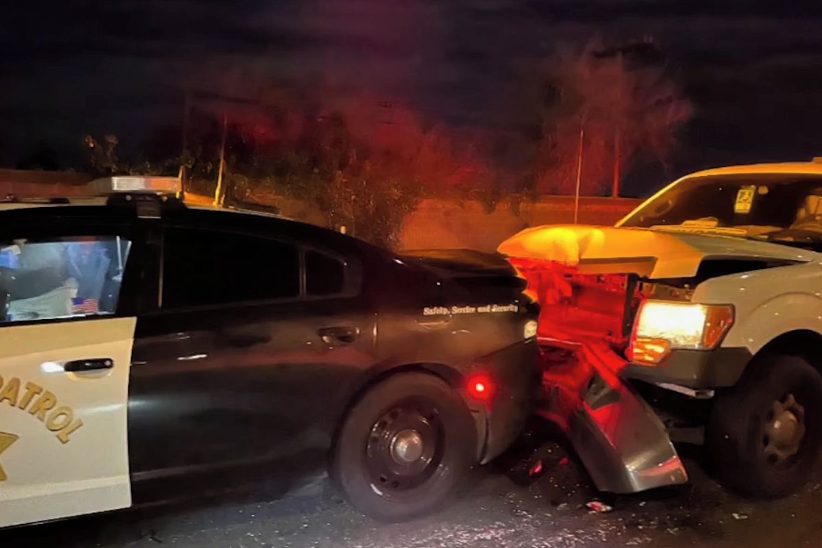 Řidič v Kalifornii za volantem sledoval videa. Naboural do policejního auta