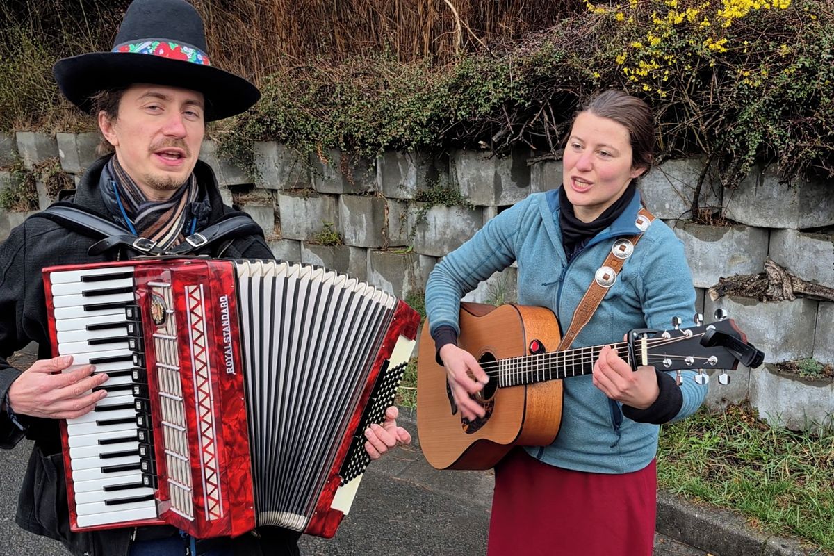 Desítky lidí ze Slezska a Moravy vyrazily na Letnou za zpěvu vlastní verze Slavíků z Madridu