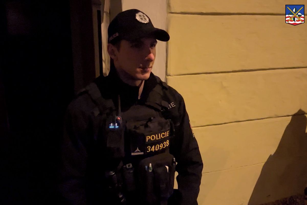 Matka v bytě ve Varech našla mrtvou dceru. Z vraždy je podezřelý opilec, který seděl u dveří