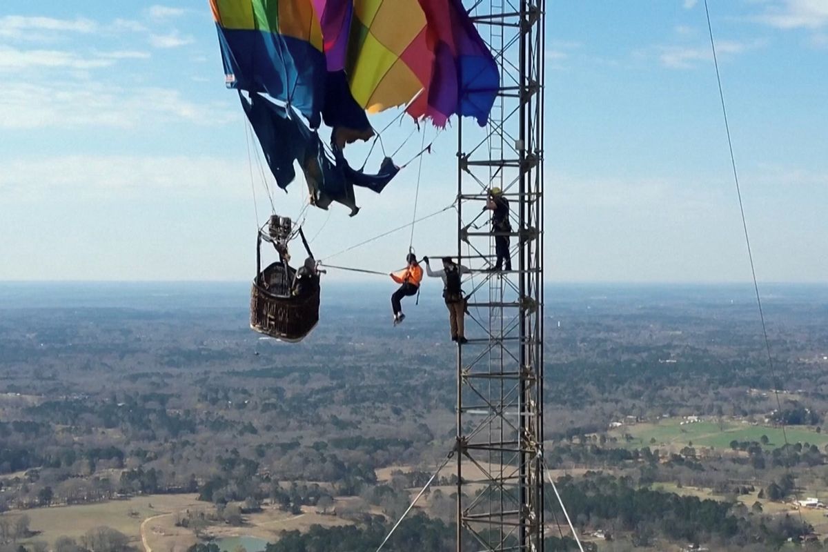 Horkovzdušný balón v Texasu zůstal viset na třísetmetrovém vysílači