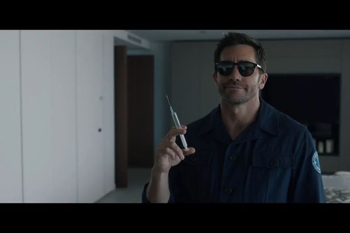 Gyllenhaal a Cavill na stopě lupičskému tyranovi. Mistr gangsterek Guy Ritchie představuje novinku