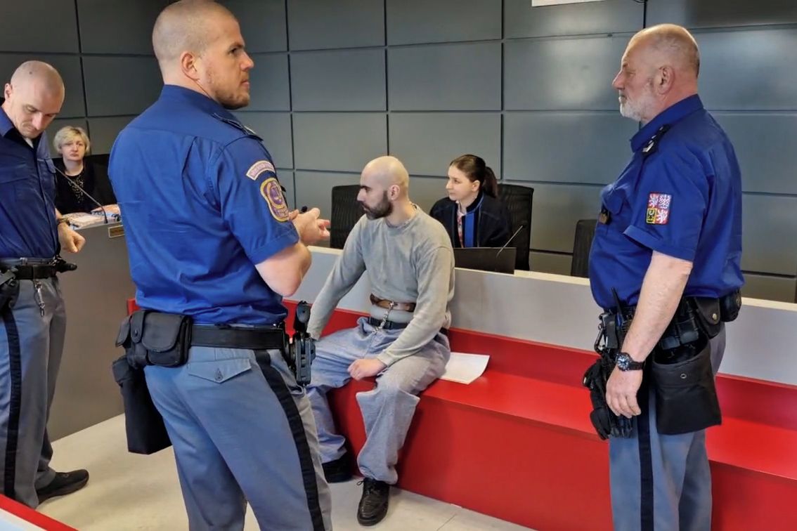 Ve sprše málem zabil spoluvězně. Po dalším trestu by měl na svobodu vyjít až za 22 let