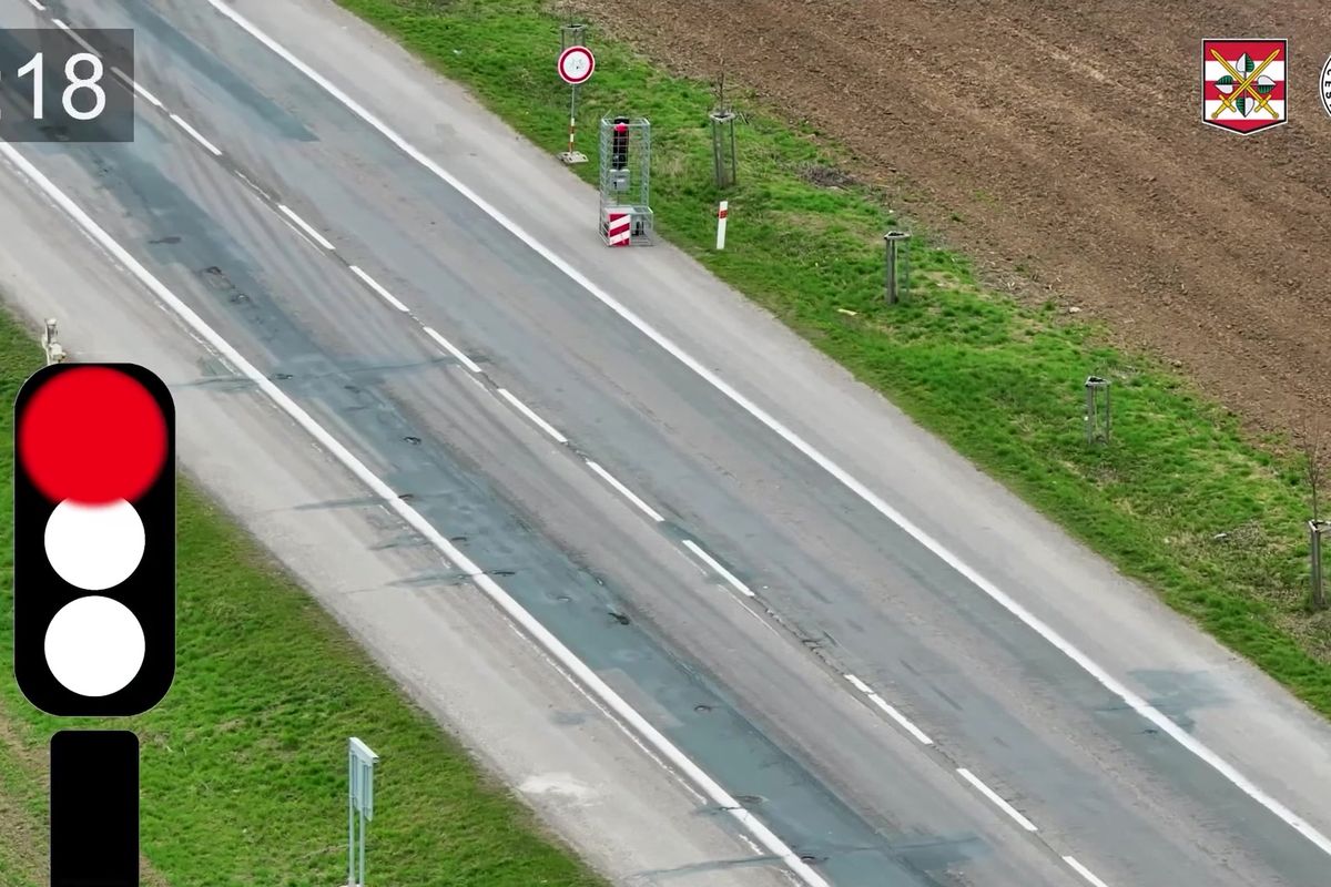 Byla tam žlutá, tvrdil řidič, který projel okolo semaforu u Brna. Záběry ukazují něco jiného