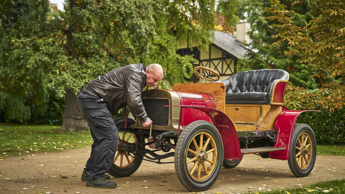 Zvládli byste nastartovat první auto Laurina a Klementa? Točení klikou předcházel zdlouhavý proces