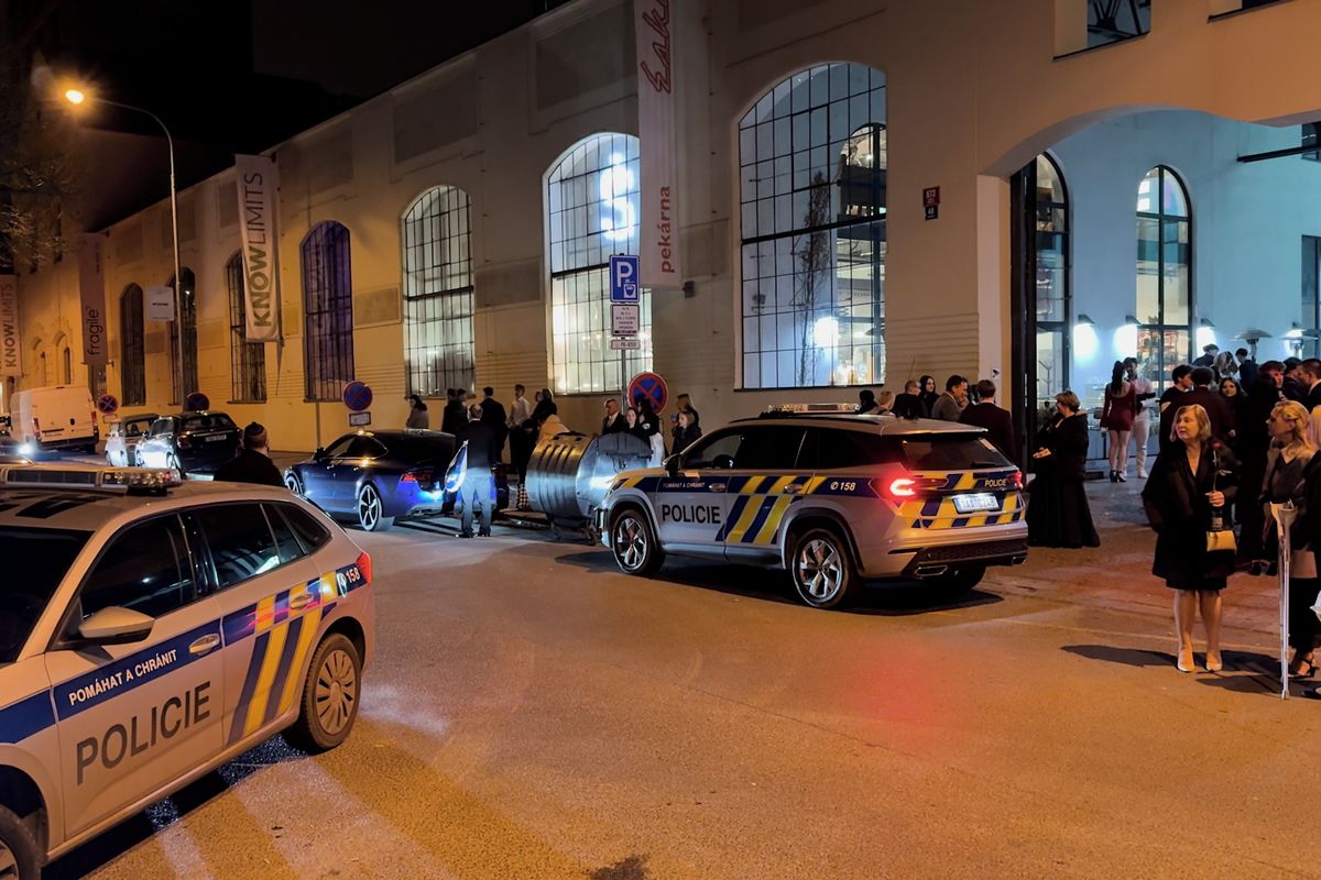 Hromadná rvačka na maturitním plese budoucích policistů v Praze: Pustili se do sebe dospělí kvůli fotbalu