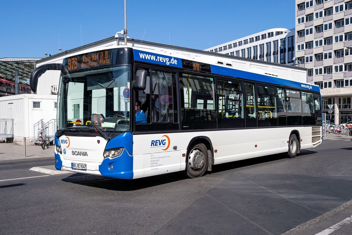 Mladík v Německu ukradl z depa autobus, aby odvezl přítelkyni do školy