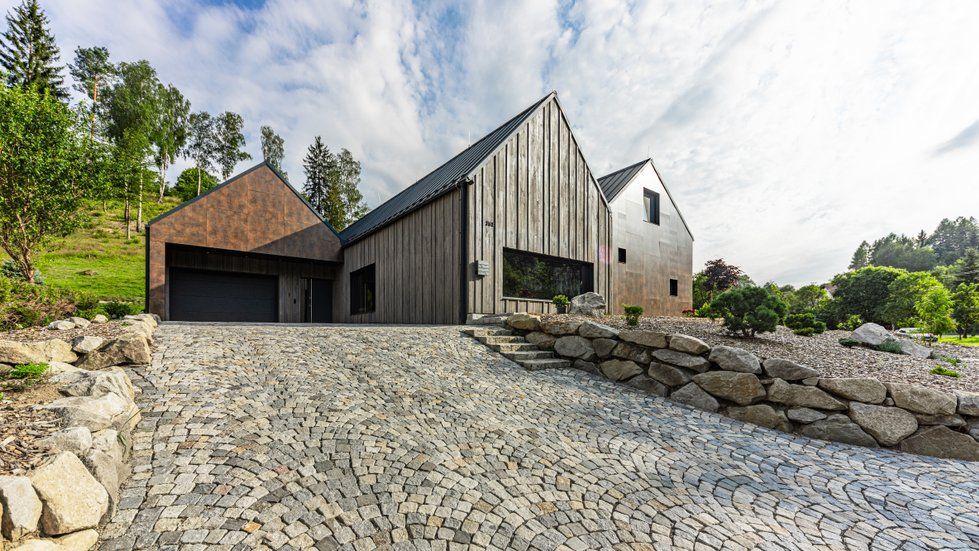 Dům Pila vznikl pro truhláře a plně odráží jeho velkou vášeň pro dřevo