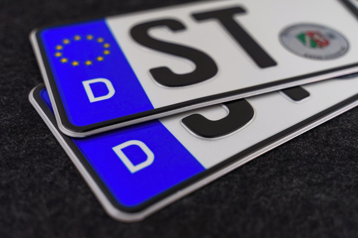 Němec se dočasně přestěhoval, aby mohl zaregistrovat nové auto. Ve svém bydlišti by čekal týdny