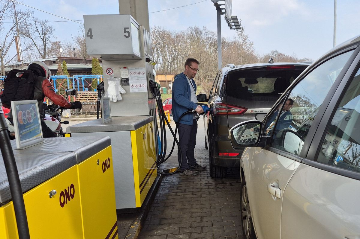 Nafta i benzín dál zdražují. Marže prodejců nejspíš neúměrně nerostou, říká Schillerová