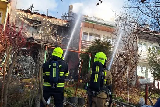 V Litvínově hoří dva řadové rodinné domy