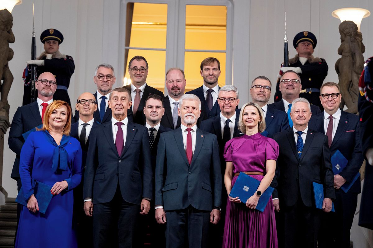 Sto dní vlády: Za sebou má vyhazovy, před sebou zkoušky odolnosti