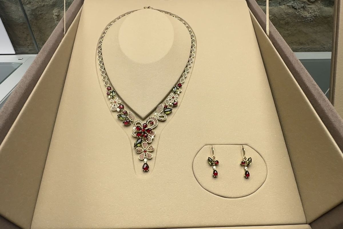 V Turnově vystavují zlatou soupravu s českými granáty, vltavíny i diamanty. Japonci si ji zamilovali