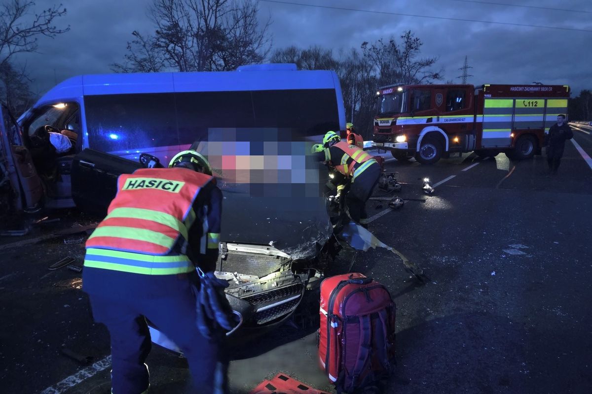 U České Lípy havaroval mikrobus, jeden mrtvý a deset zraněných