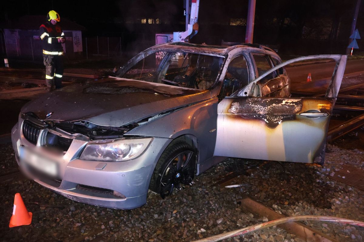 Opilá mladá řidička BMW v Olomouci odbočila na koleje. Auto se vzňalo