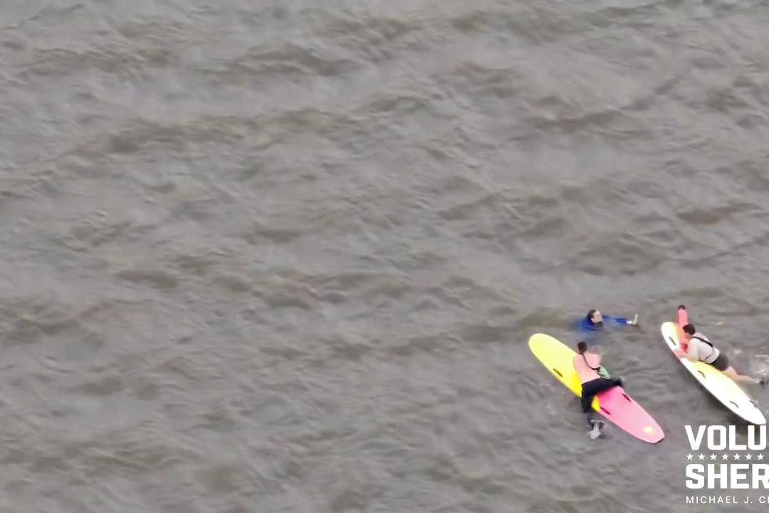 Pobuda na Floridě před policisty utekl do vody, dostihli jej na paddleboardech