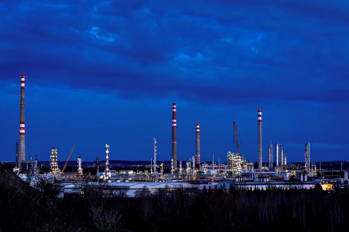 FOTO: Kde se ropa mění na benzín a naftu. Klíčová rafinerie je kousek od Prahy