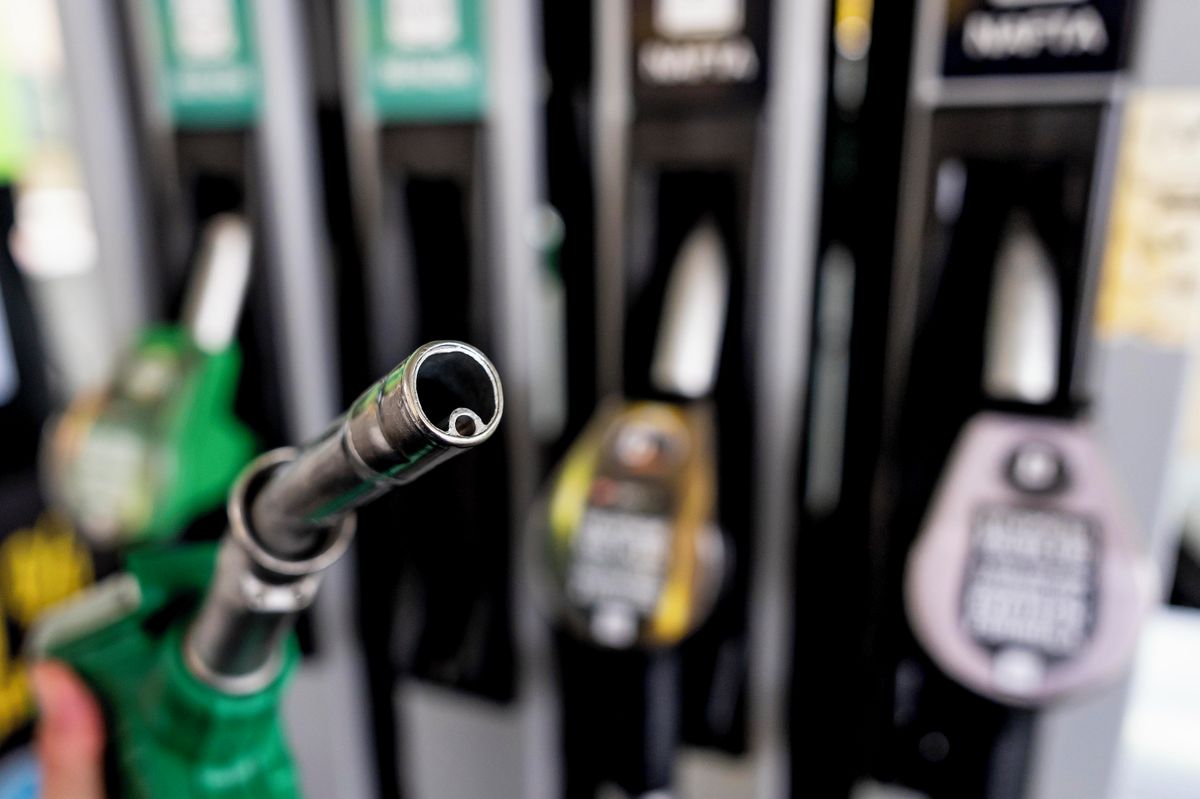 PŘEHLEDNĚ: Jak svět reaguje na drahý benzín a naftu