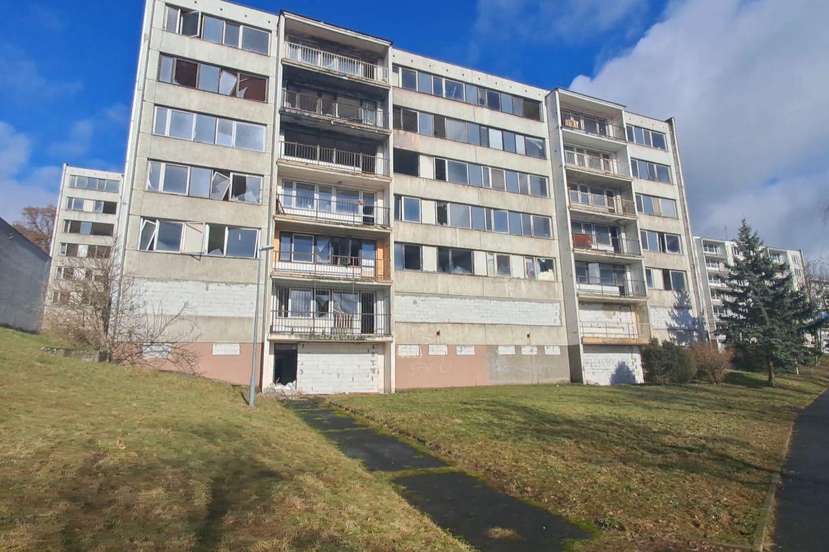 Litvínov nezískal dotaci na vykoupení bytů ve vybydleném paneláku v janovském ghettu, zvažuje vyvlastnění
