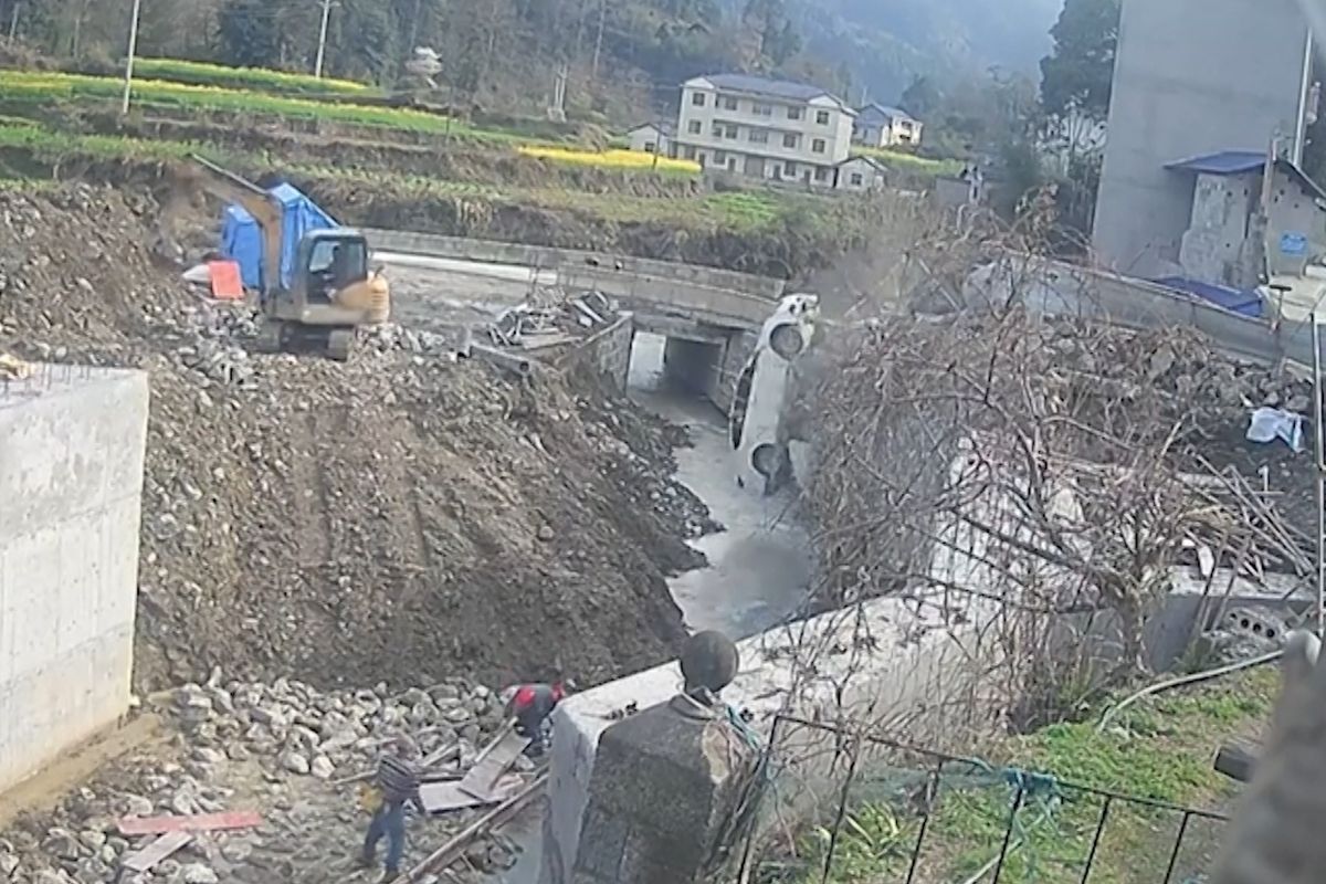Auto se při couvání v Číně zřítilo do řeky. Bezpečnostní kameře to neušlo