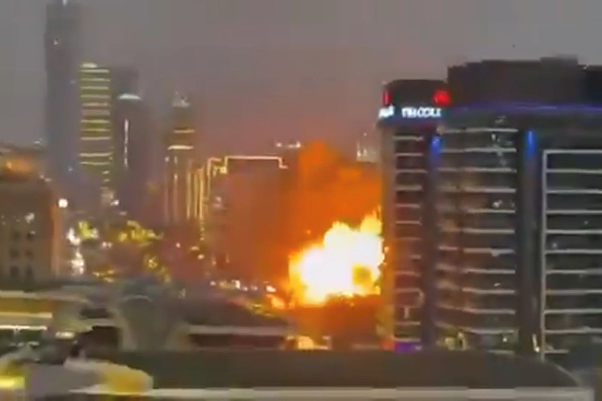 Exploze íránského dronu v Dubaji. Záběry ukazují jeho pád před známý hotel