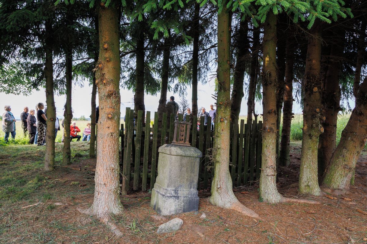 Poválečný polní soud připomíná na Karlovarsku zapomenutý kříž. Místo se dočká obnovy