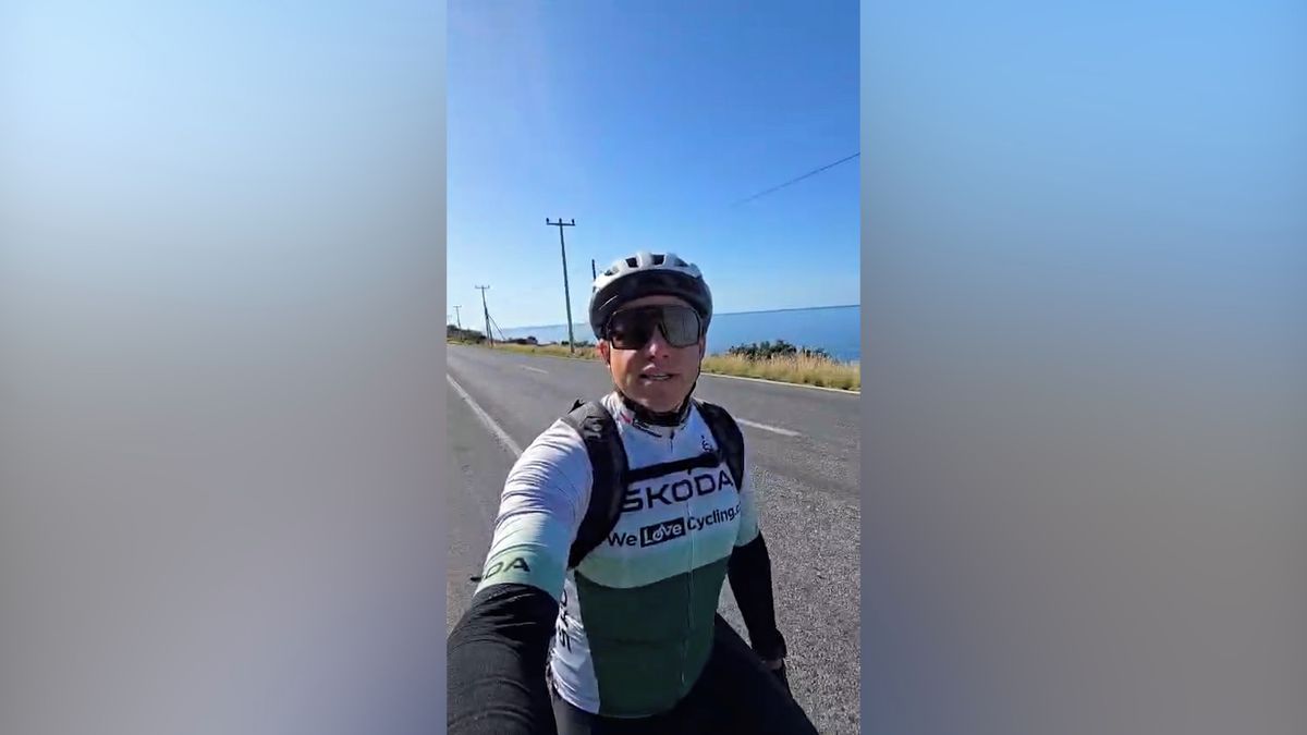 Na pomoc dětem jede na kole z Abú Dhabí do Brna. Kvůli válce s Íránem ale musel i do autobusu a taxíku