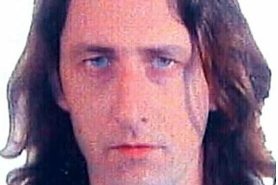 Hledali v přehradě zavražděnou učitelku, našli mrtvolu vraha připevněnou k traverze. Policisté se snaží objasnit „pomníček“