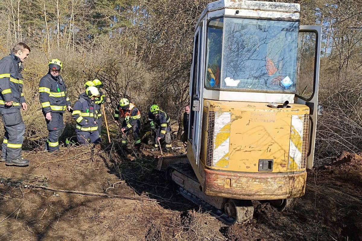 Myslivecký pes uvázl na Plzeňsku v podzemní noře. Se záchranou pomáhají hasiči