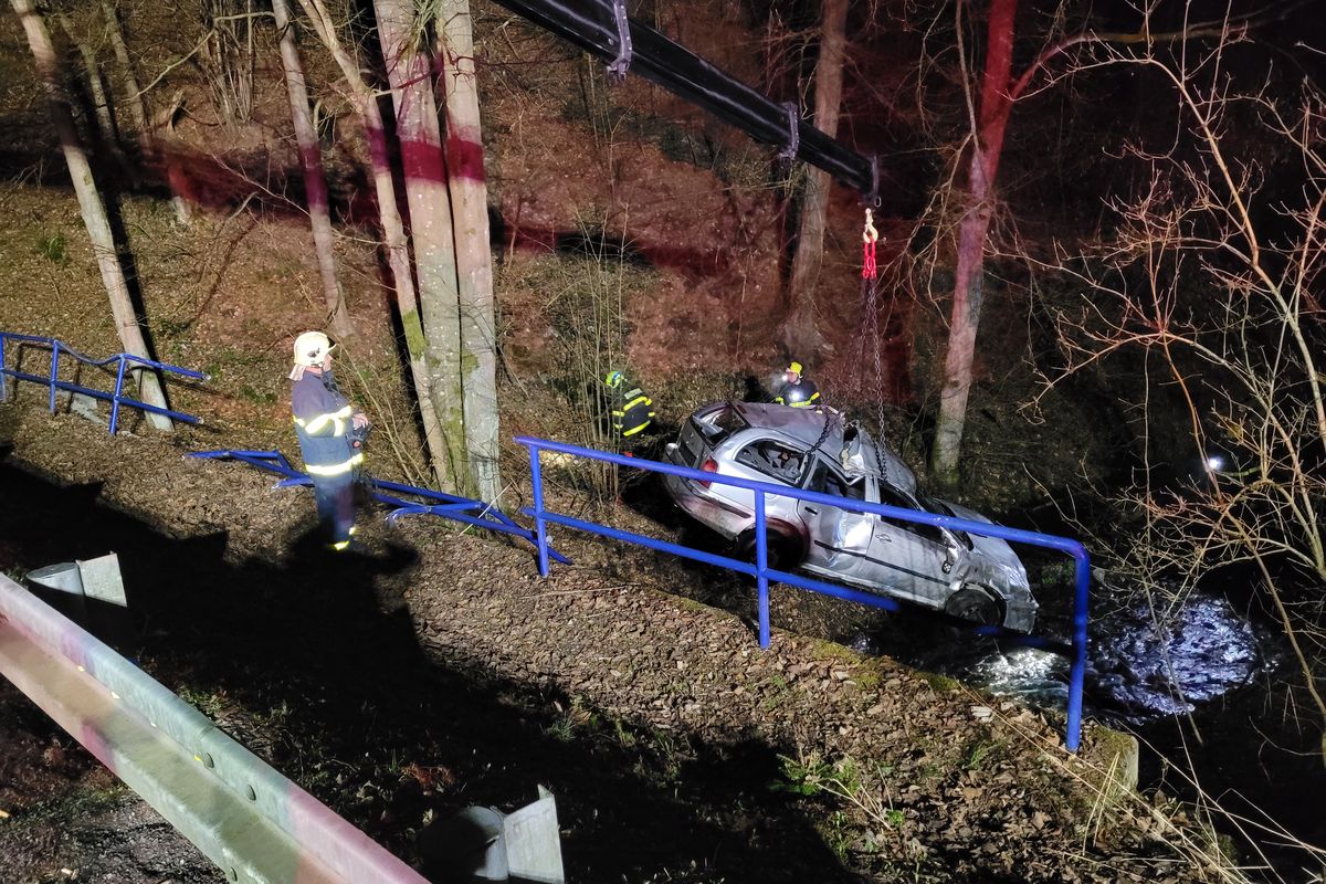 Auto na Opavsku při nehodě katapultovalo nepřipoutaného muže