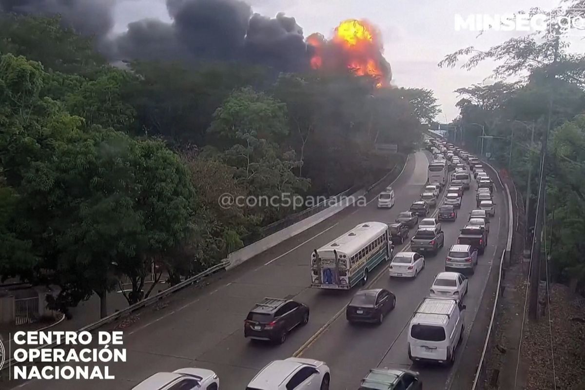 Mohutný výbuch pod mostem přes Panamský průplav. Explodovala cisterna s palivem