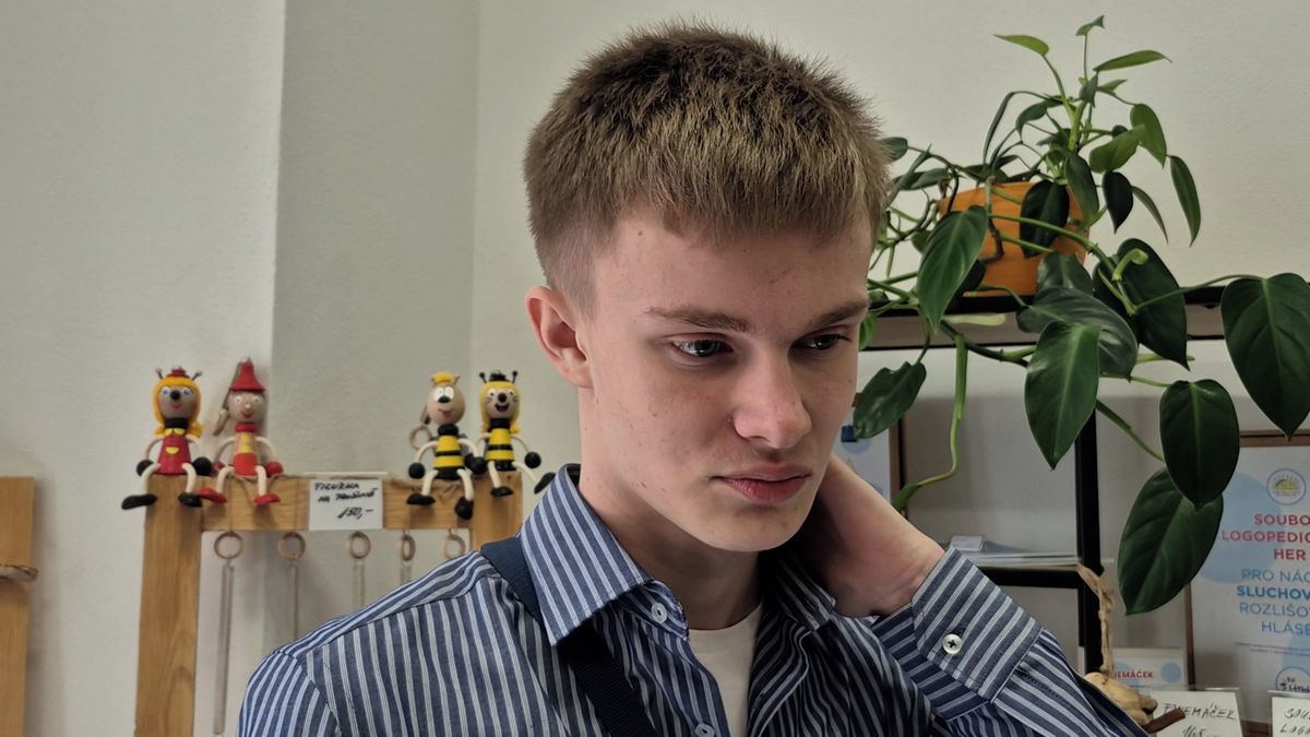 Šestnáctiletý autista miluje veterány. Překreslil je do omalovánek a rád by se věnoval kresbě a grafice profesně