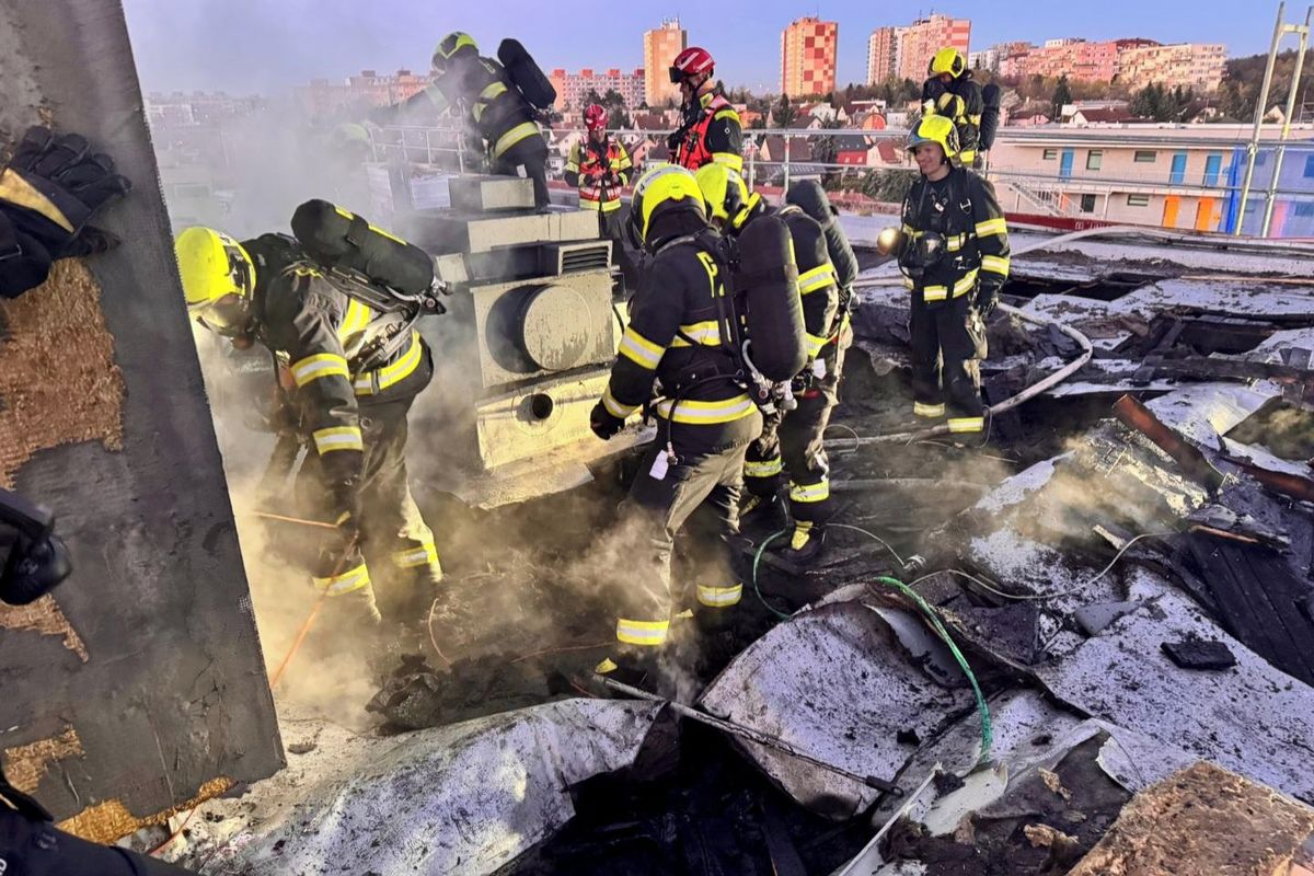 Hasiči ráno likvidovali požár radnice Prahy 15, zásah komplikoval oheň pod střechou