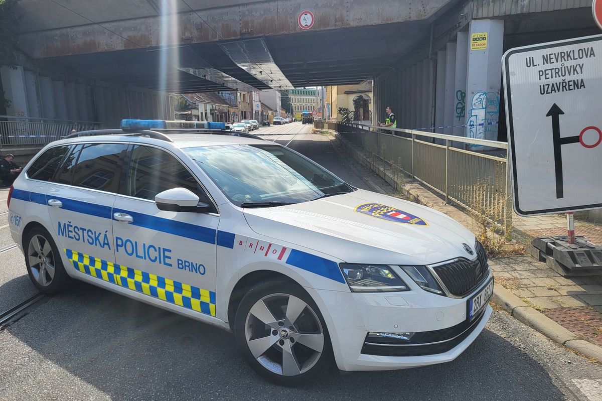 Nahá žena v centru Brna chtěla pokousat strážníka