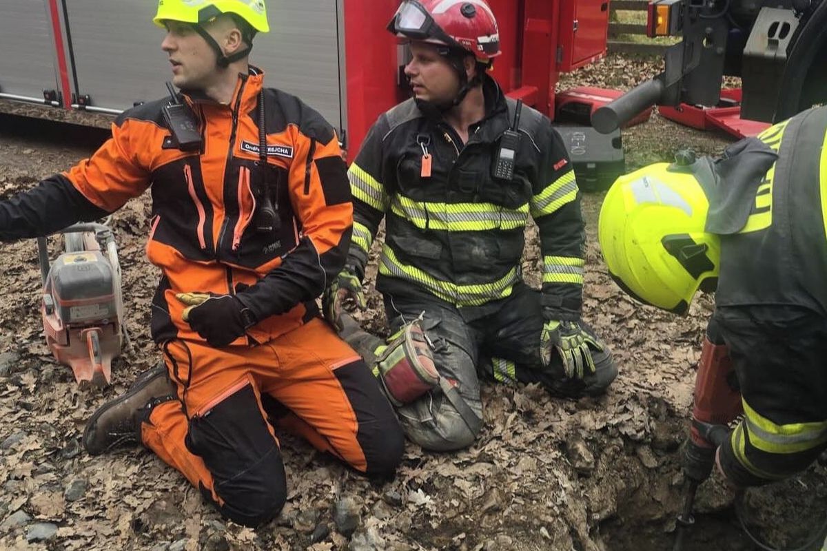 Jezevčíka z podzemí zachránili středočeští hasiči s kamerou
