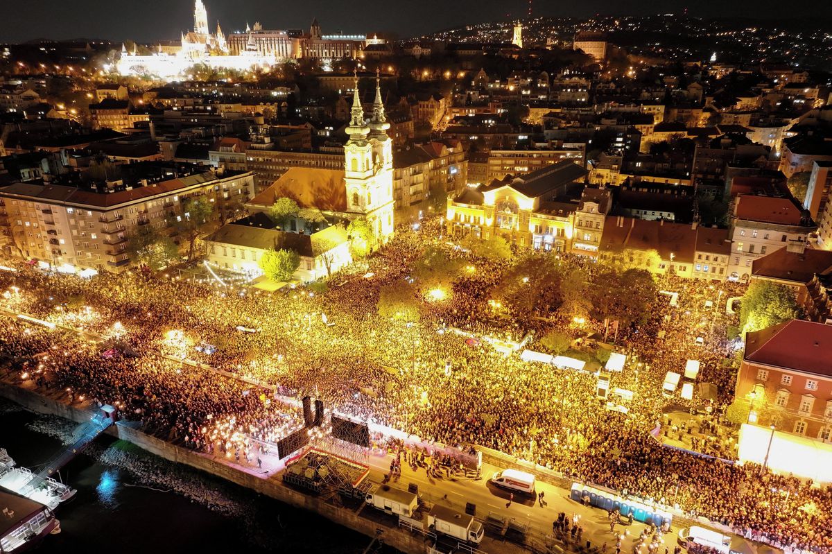 Maďarské volby: Tsunami opozice smetlo Orbána
