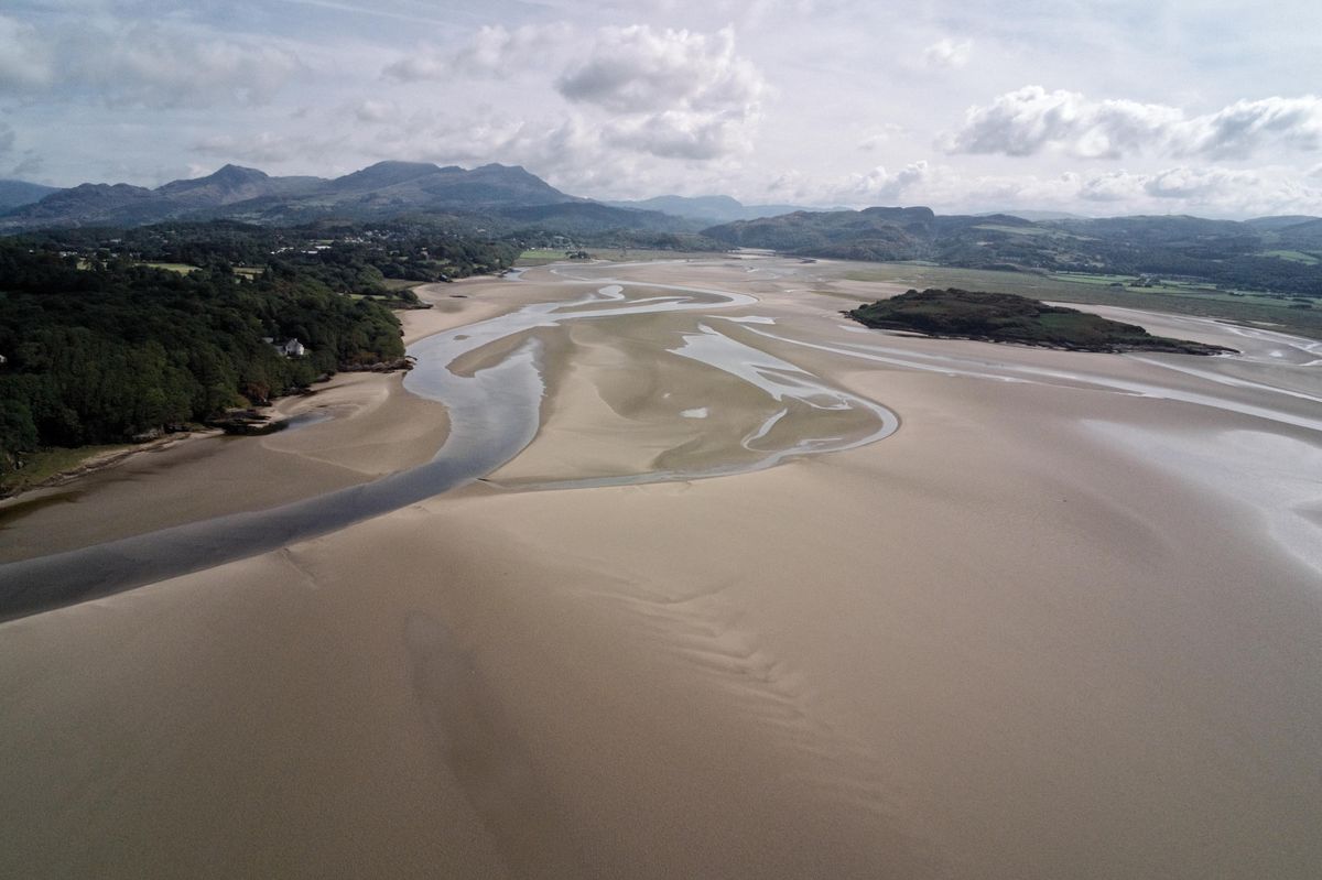 Jako v pohádce o Šípkové Růžence. Ve Walesu je na prodej přílivový ostrov za cenu o něco vyšší, než je průměrná cena domu v Británii