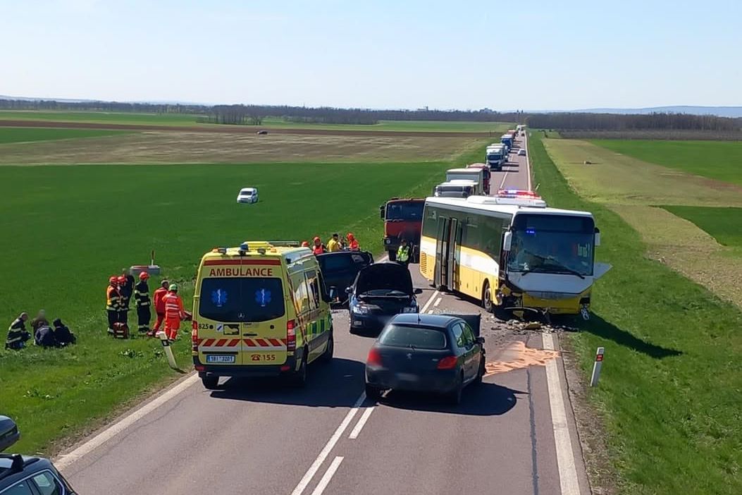 U Oleksovic na Znojemsku havaroval autobus a několik aut. Silnice je uzavřená